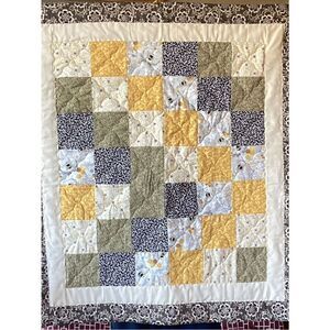 NWT. Hand Crafted Honey Bees Quilt